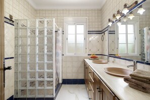 Shower, free toiletries, hair dryer, towels - Stone House with Magnificent 50-Meter Pool (Cadiz)