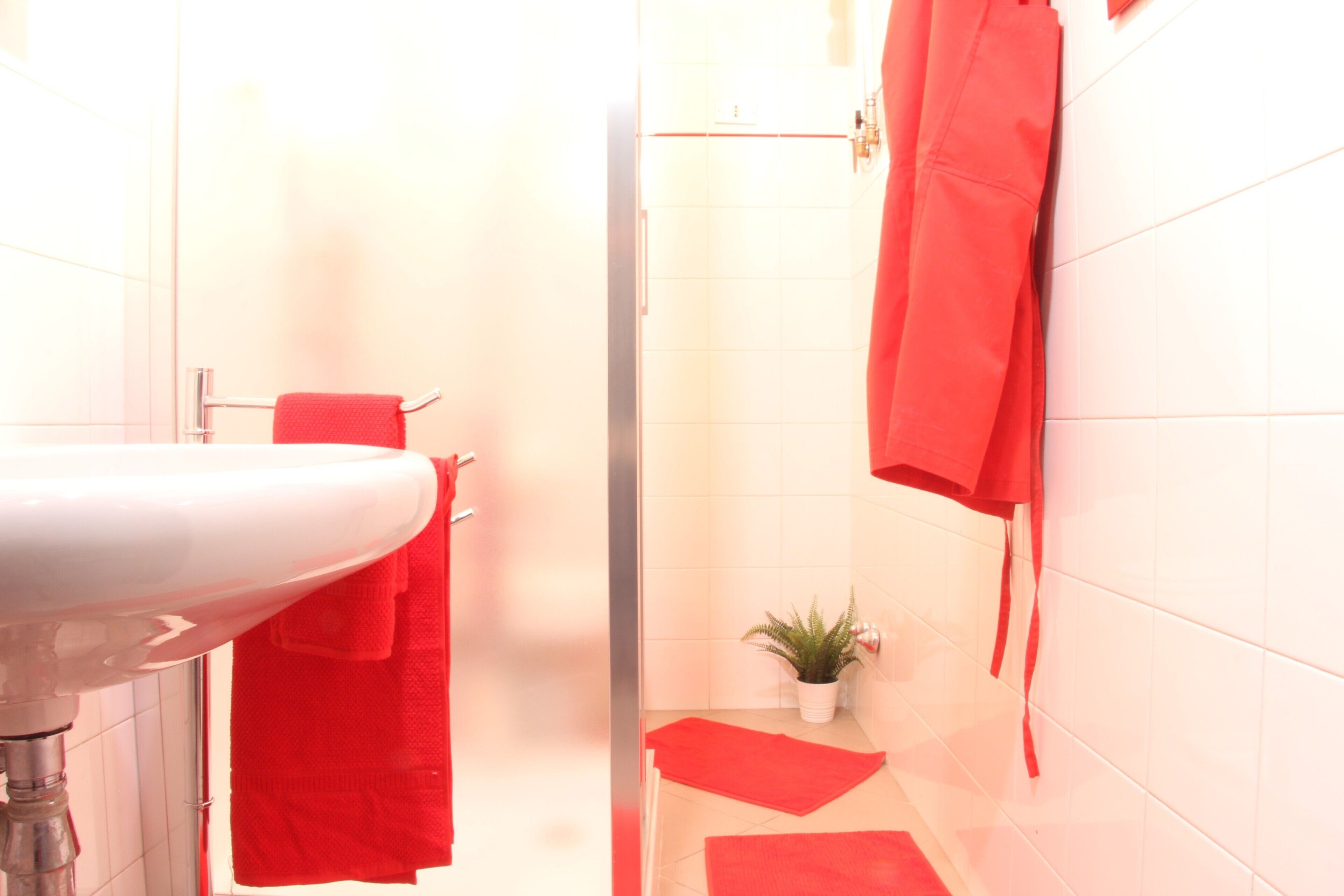 Douche, sèche-cheveux, serviettes fournies