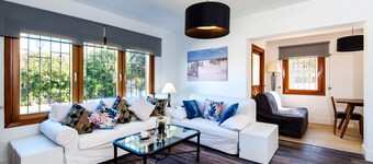 Air-Conditioned Home On the Beach with Pool, Terrace, Garden & Wi-Fi