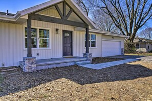 Exterior - Retreat w/ Deck ~ 9 Mi to Downtown Springfield (Ozark)