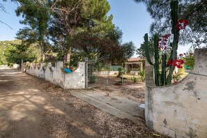 Property grounds - Holiday Home “Villetta Torre de Stelle” with Air Conditioning, Garden & Terrace (Torre delle Stelle)