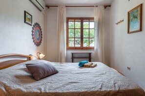 3 bedrooms, iron/ironing board, bed sheets