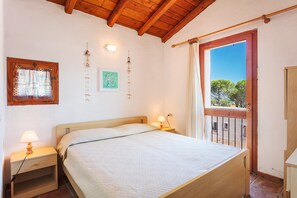 3 bedrooms, iron/ironing board, bed sheets - Quietly Situated Holiday Home with Sea View, Garden & Terrace (Arzachena)