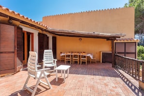 Outdoor dining - Quietly Situated Holiday Home with Sea View, Garden & Terrace (Arzachena)