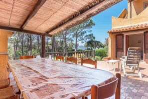 Outdoor dining - Quietly Situated Holiday Home with Sea View, Garden & Terrace (Arzachena)