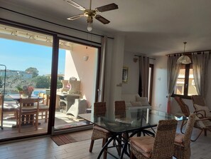Dining - Quiet Holiday Apartment "Casa Dea72" Near the Beach with Air Conditioning & Terrace (Santa Luria, Quartu Sant'Elena)