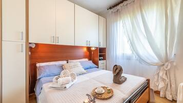 2 bedrooms, iron/ironing board, free WiFi, bed sheets