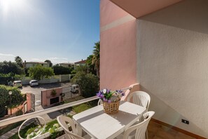 Outdoor dining - Quiet Holiday Apartment "Casa Dea72" Near the Beach with Air Conditioning & Terrace (Santa Luria, Quartu Sant'Elena)