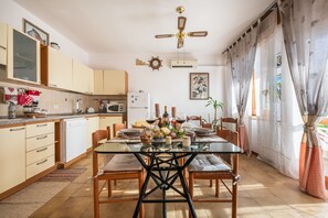 Fridge, microwave, oven, stovetop - Quiet Holiday Apartment "Casa Dea72" Near the Beach with Air Conditioning & Terrace (Santa Luria, Quartu Sant'Elena)