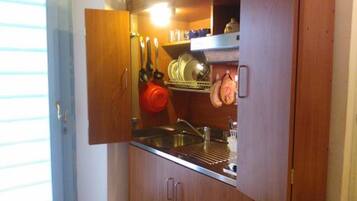 Frigorifero, piano cottura, pentole/stoviglie/utensili