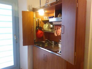 Kühlschrank, Herdplatte, Kochgeschirr/Geschirr/Besteck