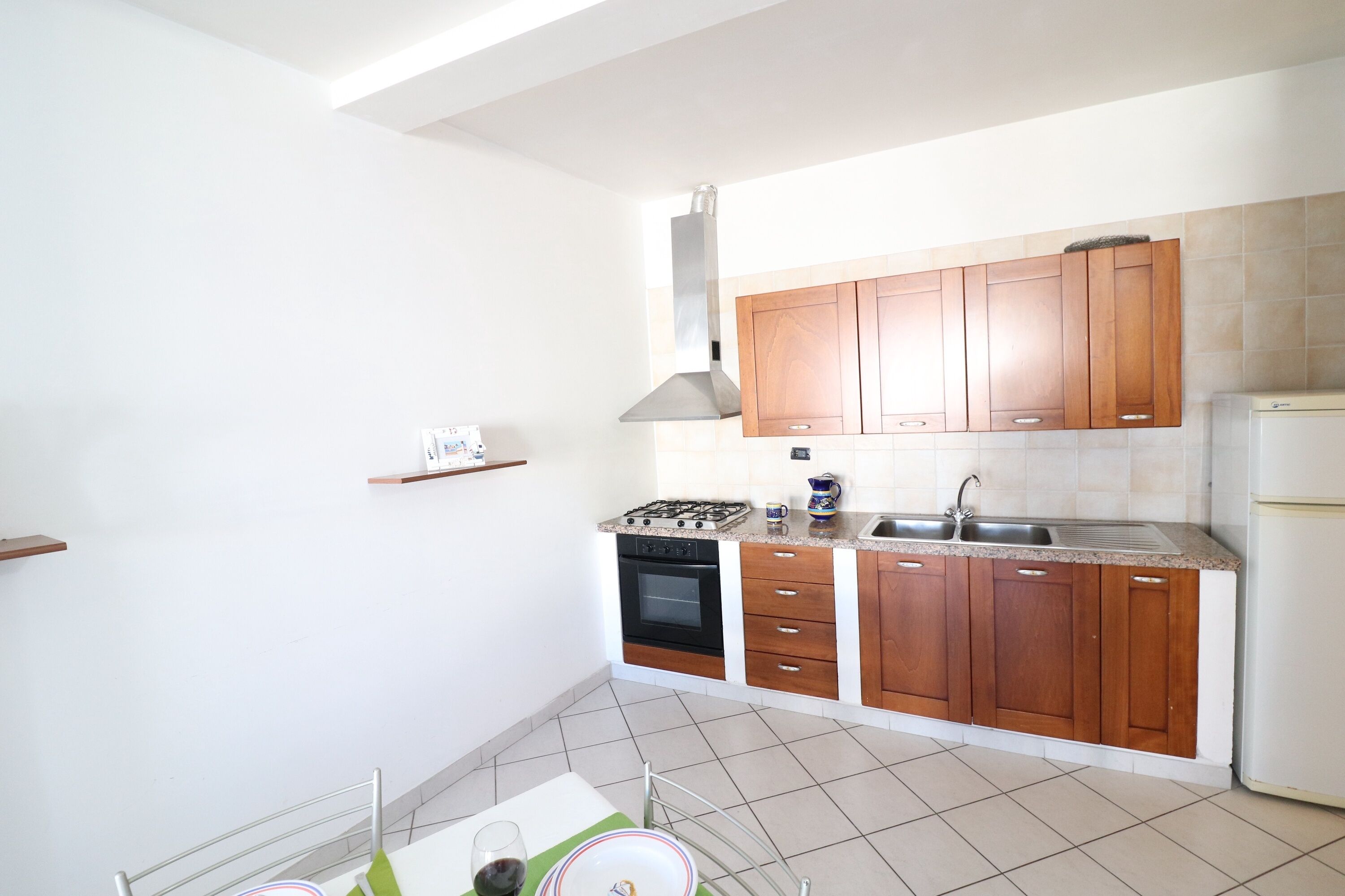 冷蔵庫、オ ーブン、コンロ、ハイチェア