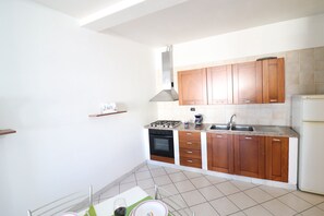 ثلاجة، فرن، موقد طهي مسطح، كرسي للأطفال