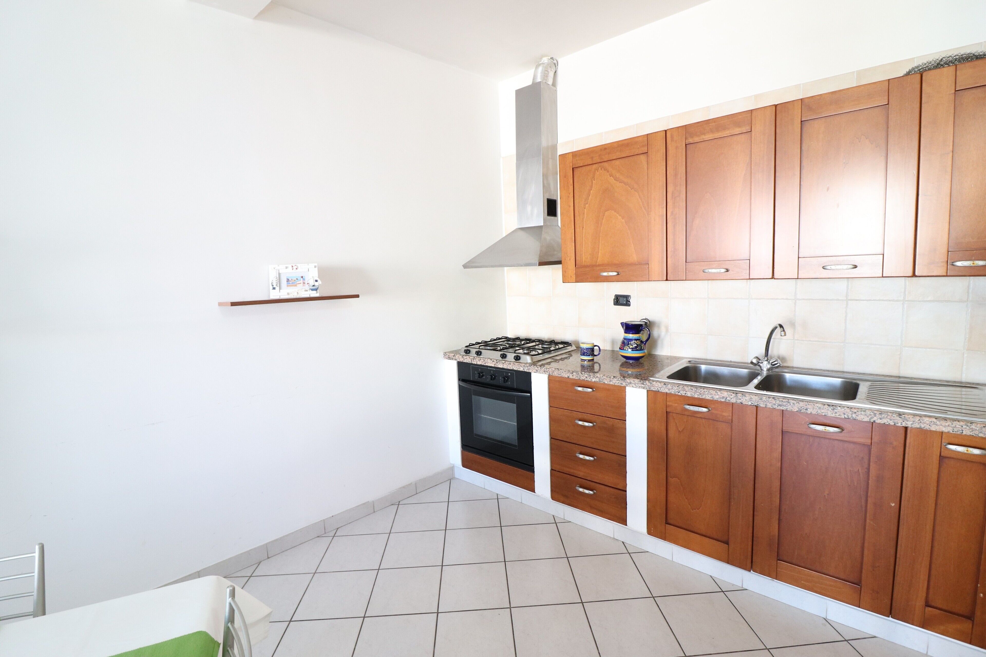 Frigorifero, forno, piano cottura, seggiolone