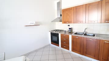 Frigorifero, forno, piano cottura, seggiolone