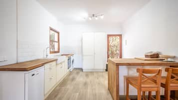 Een koelkast, een magnetron, een oven, een kookplaat