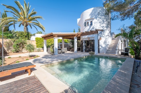 プール. Holiday Home 'Cala Santanyí' with Sea View, Wi-Fi and Air Conditioning