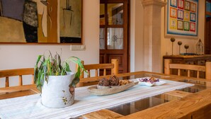 Una mesa de comedor con un mantel individual, una planta en maceta y una bandeja de comida.