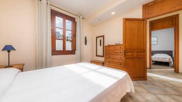 3 bedrooms, iron/ironing board, free WiFi, bed sheets