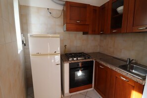Frigorífico, horno, placa de cocina y trona infantil