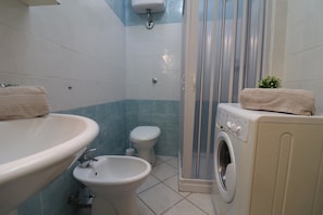 Een douche, een haardroger, handdoeken