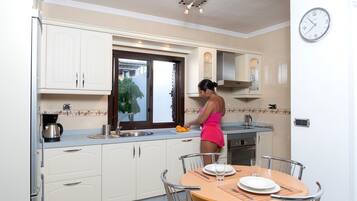 KĂŒhlschrank, Mikrowelle, Ofen, Herdplatte