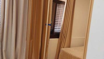 2 makuuhuonetta, silitysrauta/-lauta, ilmainen Wi-Fi, vuodevaatteet