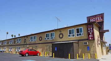 Un motel con un cartel que dice 'HOLLY CREST HOTEL' en un día despejado.