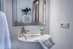 Douche, sĂšche-cheveux, serviettes fournies