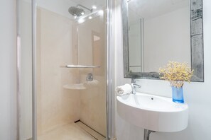Shower, hair dryer, towels - Apartment 'Miramar' with Sea and Mountain View, Private Terrace and Wi-Fi (Artà)