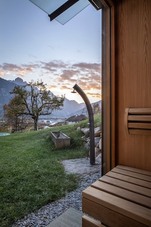 A wooden door with a view of a mountainous landscape and a tree.. Holiday Home 'Ufogel' with Mountain View, Wi-Fi and Air Conditioning