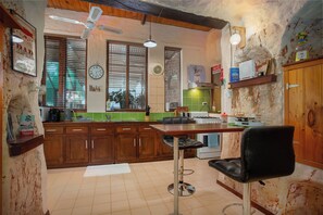 2 Bedroom Underground Home (Dinky Di's Dugout) | Private kitchen | Full-size fridge, microwave, oven, stovetop - Di's Dugouts (Coober Pedy)