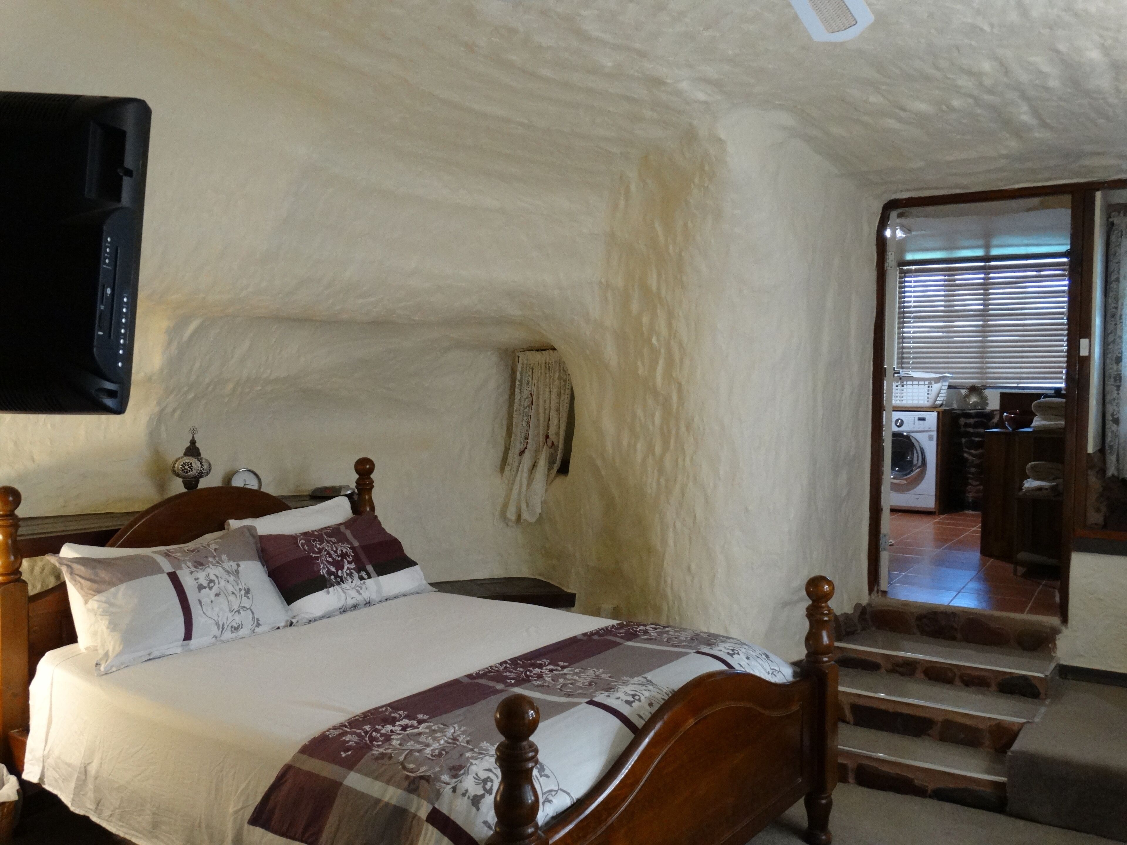 3 Bedroom Underground Home (Di's Place) | Mountain view