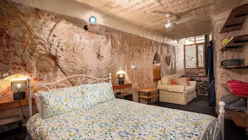2 Bedroom Underground Home (Dinky Di's Dugout)