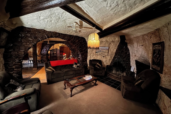 3 Bedroom Underground Home (Di's Place) | Living area