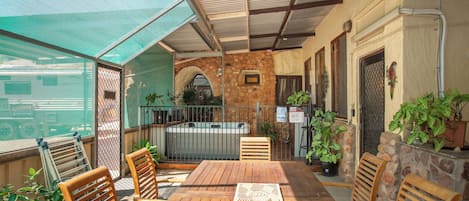2 Bedroom Underground Home (Dinky Di's Dugout) | Terrace/patio