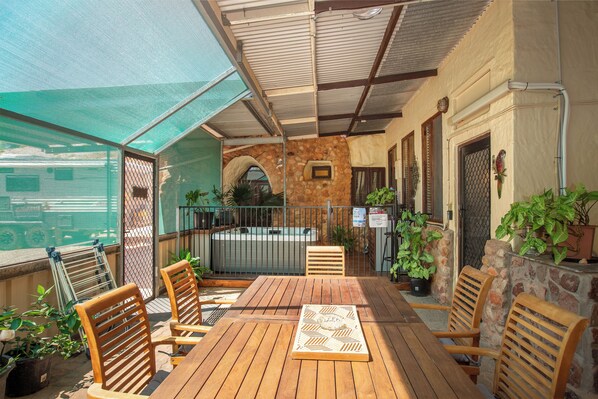 2 Bedroom Underground Home (Dinky Di's Dugout) | Terrace/patio