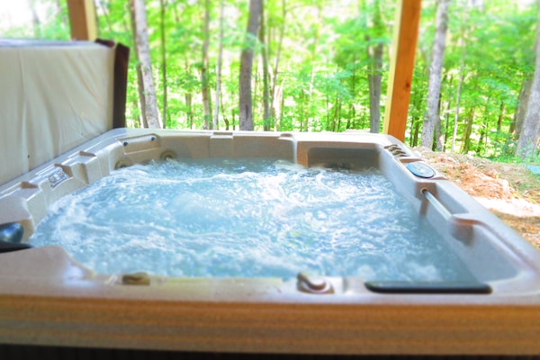 Banyera d'hidromassatge a l'aire lliure