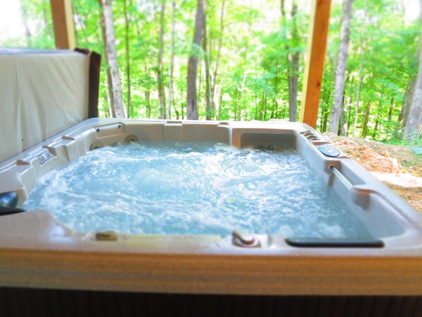 Outdoor spa tub - Ridgetop Views, Hot Tub, and fenced in yard for pets! (Nelsonville)