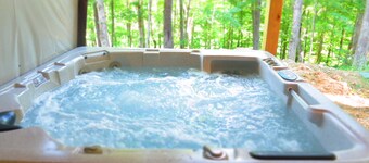 Ridgetop Views, Hot Tub, and fenced in yard for pets!