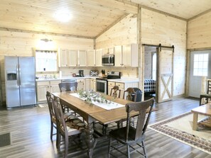 Fridge, microwave, oven, stovetop - Ridgetop Views, Hot Tub, and fenced in yard for pets! (Nelsonville)