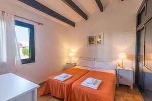 2 slaapkamers, een strijkplank/strijkijzer, gratis wifi, beddengoed