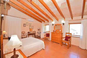 4 bedrooms, in-room safe, iron/ironing board, free WiFi