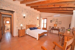 4 bedrooms, in-room safe, iron/ironing board, travel crib - Cantabou 014 magnificent finca with private pool, large garden, barbecue and air conditioning (Selva)