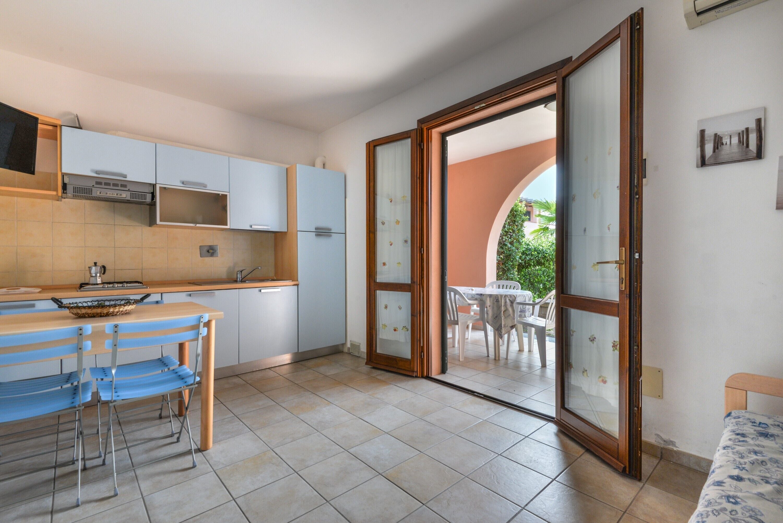 Kühlschrank, Herdplatte, Kochgeschirr/Geschirr/Besteck