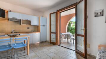 KĂŒhlschrank, Herdplatte, Kochgeschirr/Geschirr/Besteck