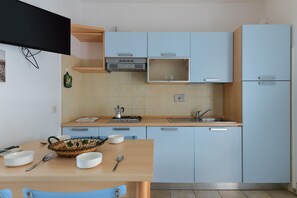 Kühlschrank, Herdplatte, Kochgeschirr/Geschirr/Besteck