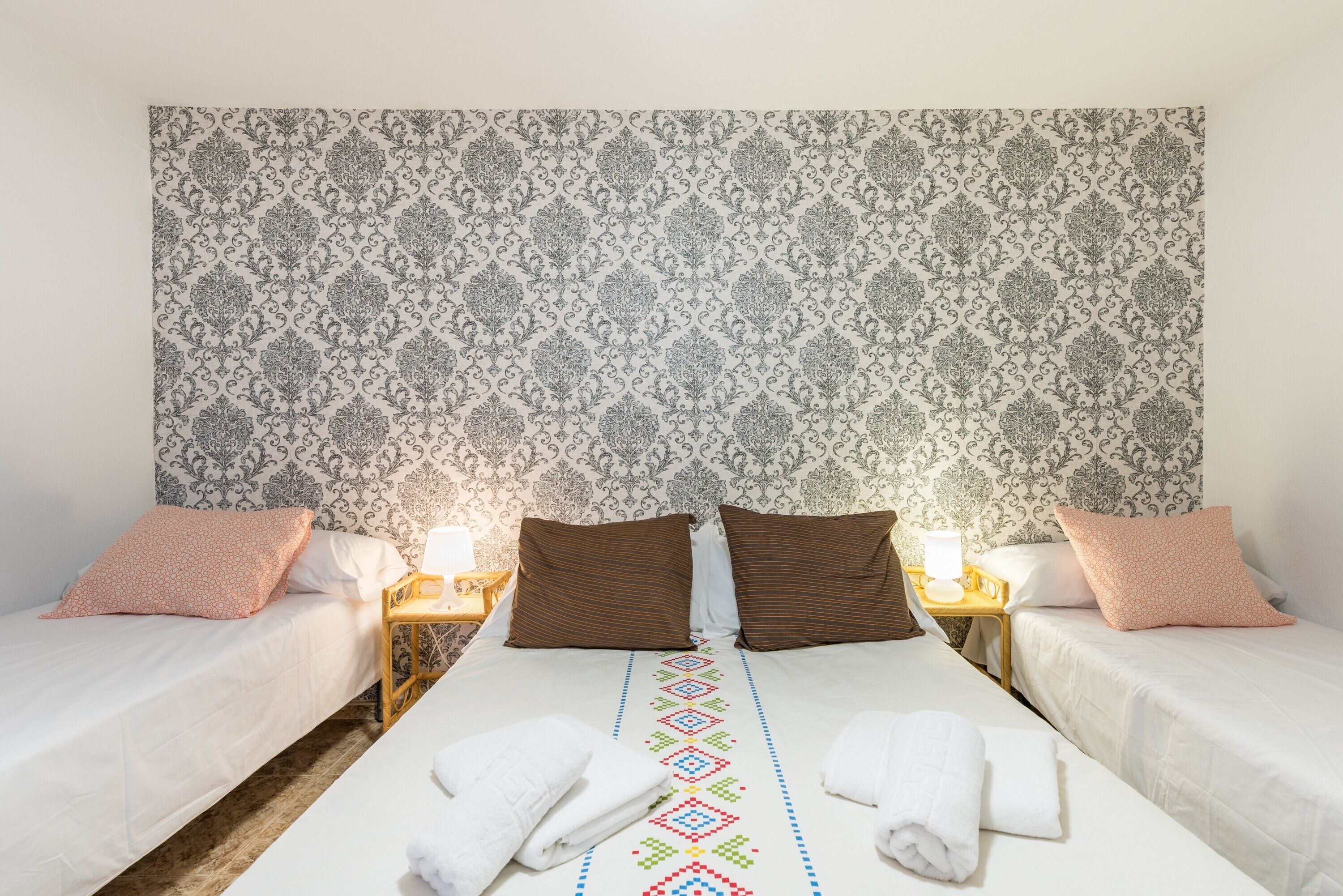 3 makuuhuonetta, silitysrauta/-lauta, ilmainen Wi-Fi, vuodevaatteet