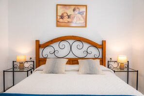 3 slaapkamers, een strijkplank/strijkijzer, gratis wifi, beddengoed