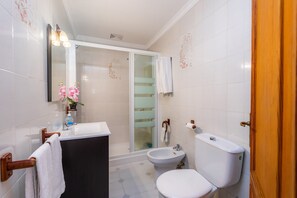 Shower, free toiletries, hair dryer, towels - Beach house with terrace - Casa el Cactus (Can Picafort)